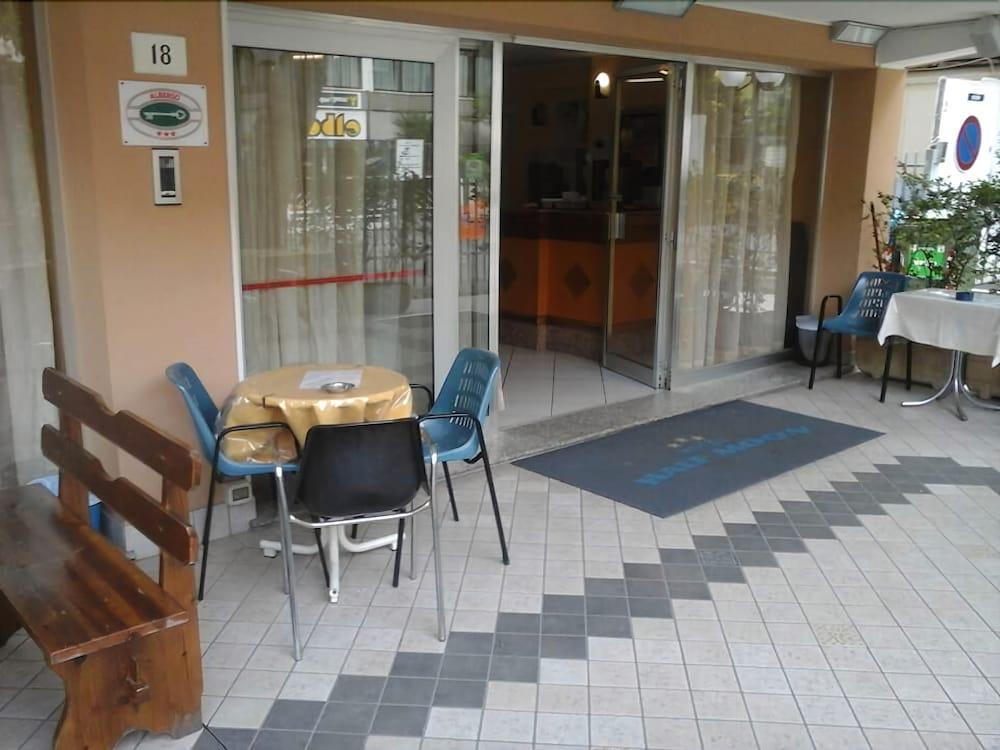 Half Moon Airport Restaurant Bed & Breakfast Rimini