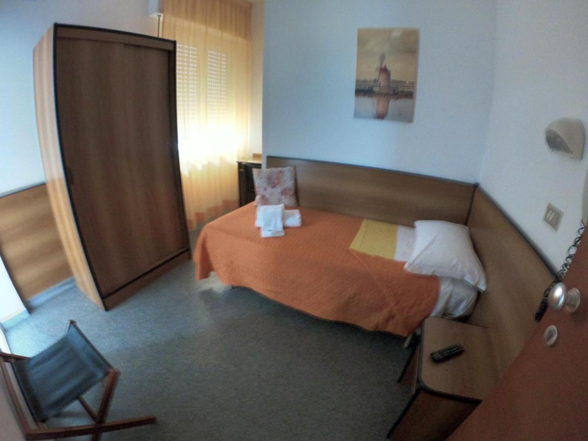Half Moon Airport Restaurant Bed & Breakfast 3*