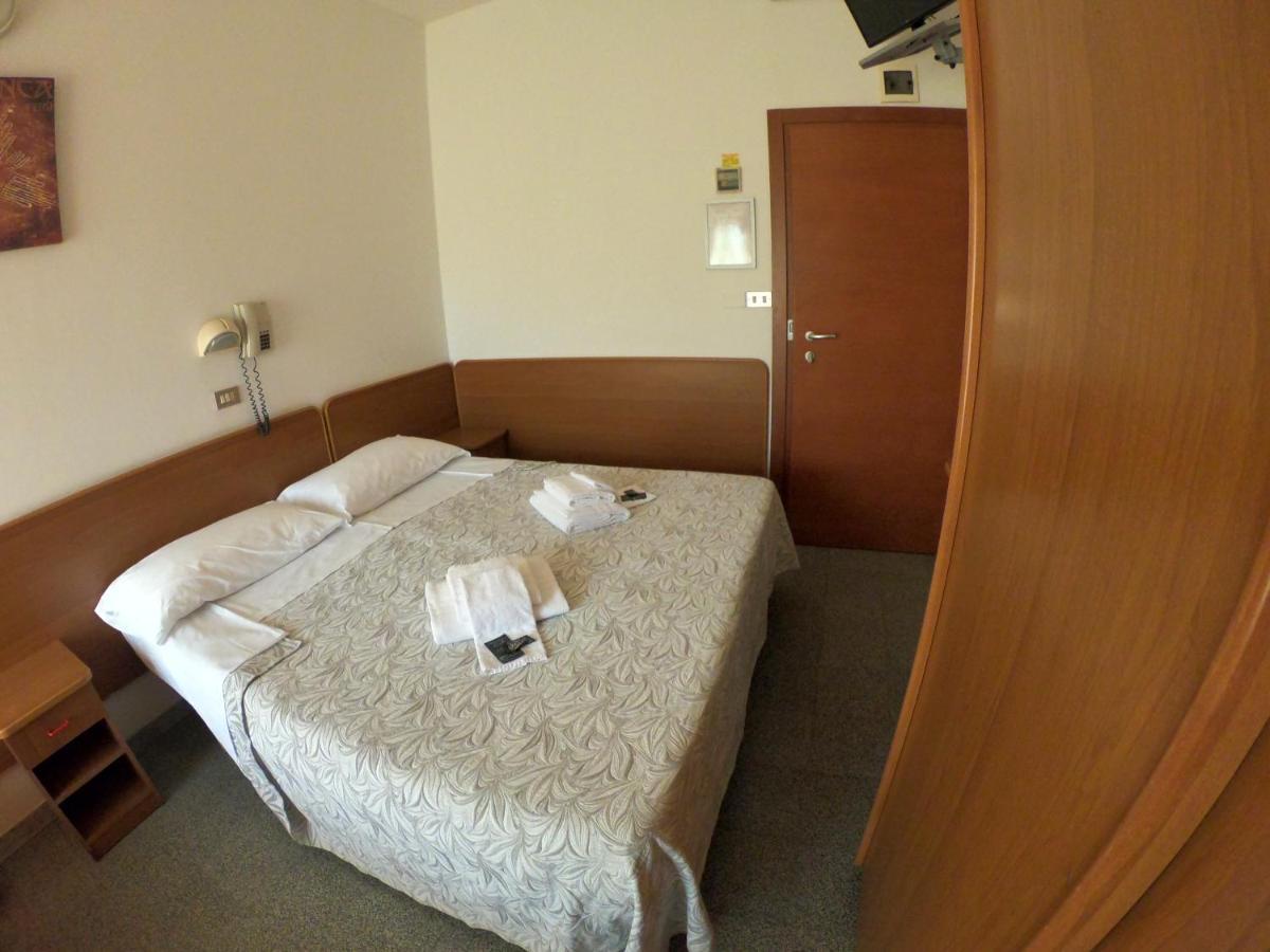 Bed & Breakfast Half Moon Airport Restaurant Rimini