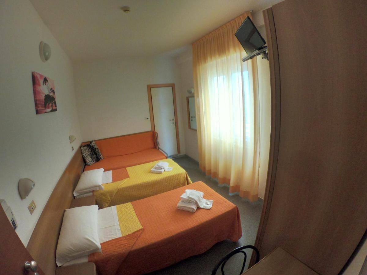 Half Moon Airport Restaurant Bed & Breakfast 3*
