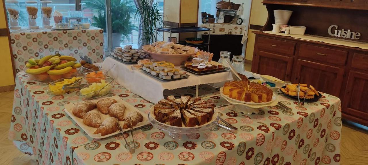 Half Moon Airport Restaurant Bed & Breakfast 3*