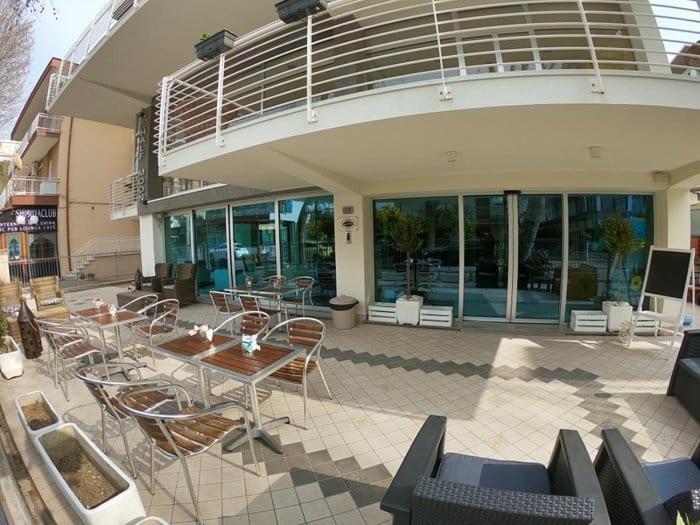 Half Moon Airport Restaurant Bed & Breakfast