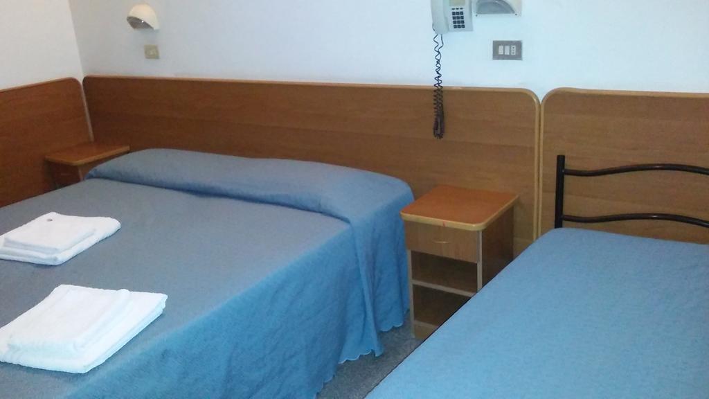 Half Moon Airport Restaurant Bed & Breakfast Rimini