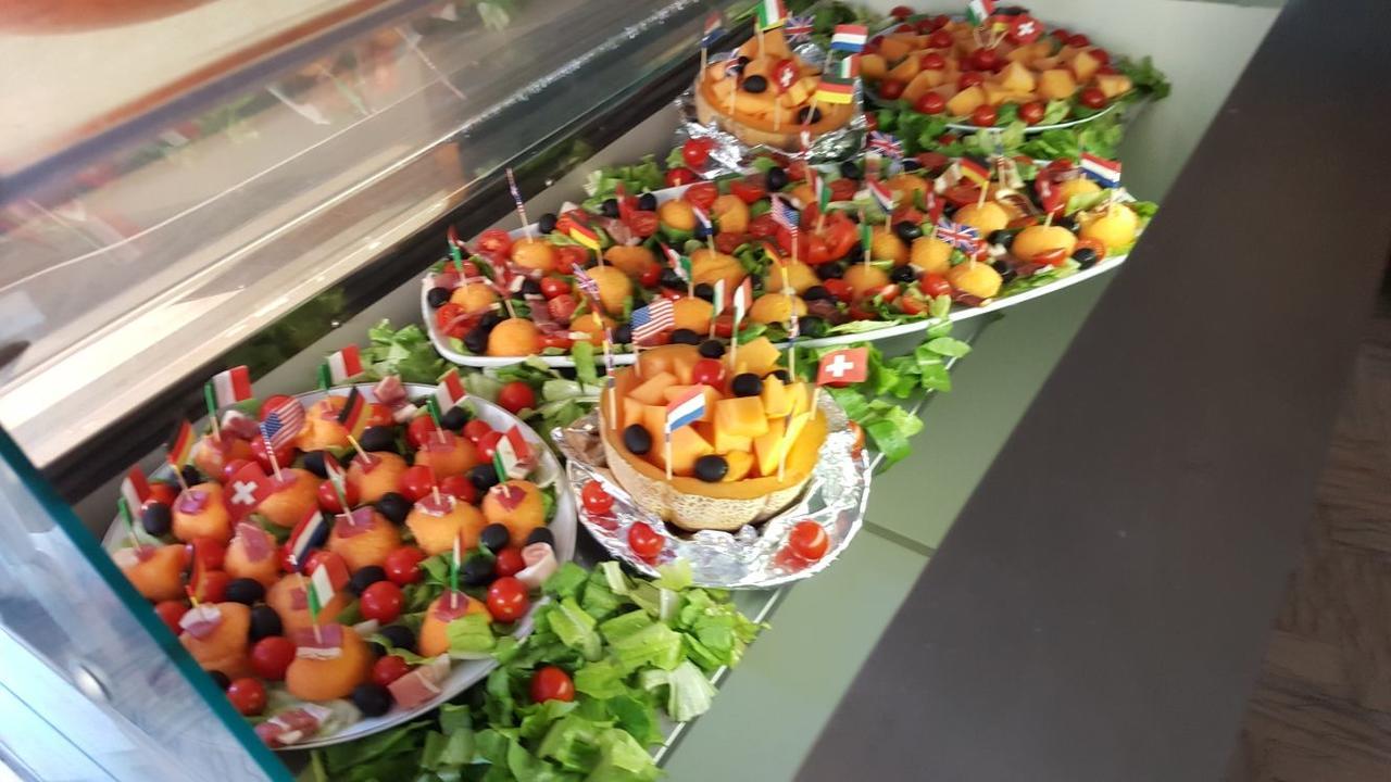 Half Moon Airport Restaurant Bed & Breakfast 3*