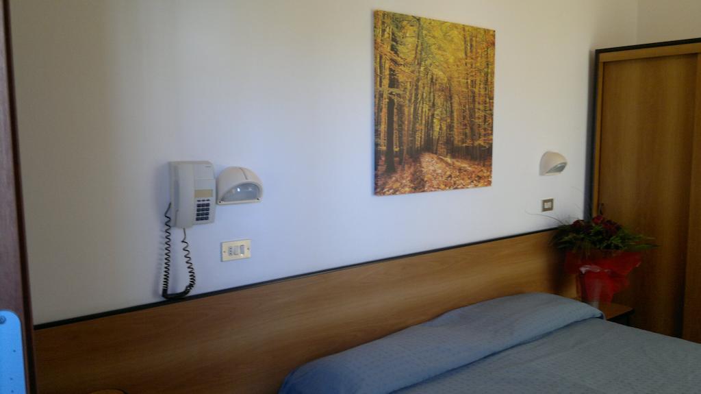 Half Moon Airport Restaurant Bed & Breakfast 3*