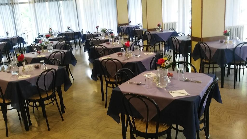 Half Moon Airport Restaurant Bed & Breakfast Rimini