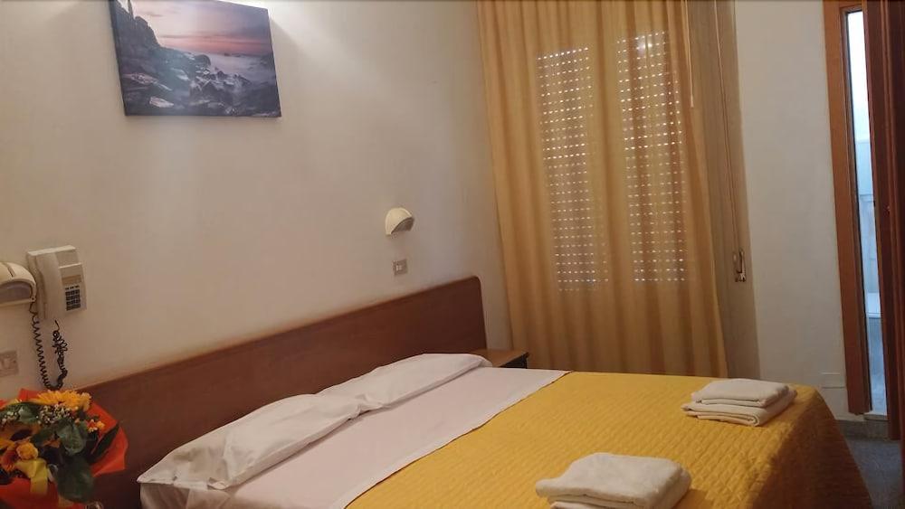 Couette-café Half Moon Airport Restaurant 3*