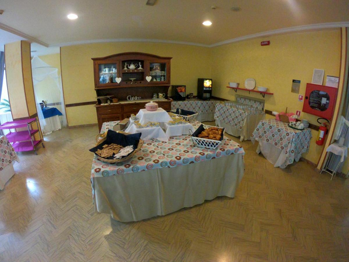 Couette-café Half Moon Airport Restaurant 3*