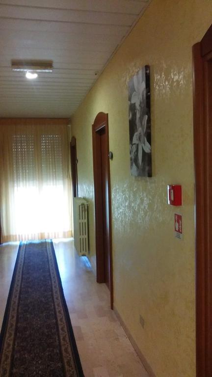 Couette-café Half Moon Airport Restaurant 3*