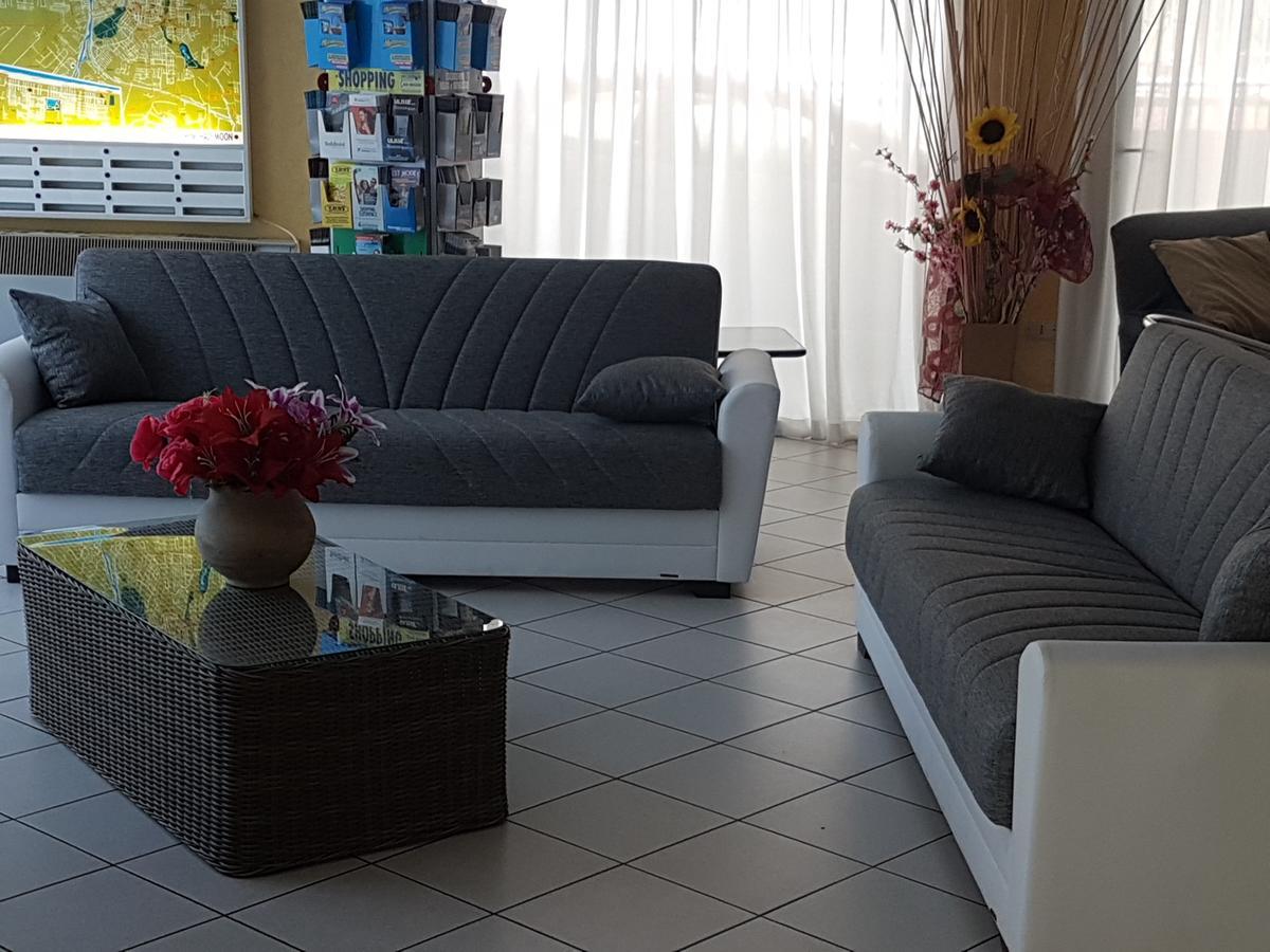 Half Moon Airport Restaurant Couette-café Rimini